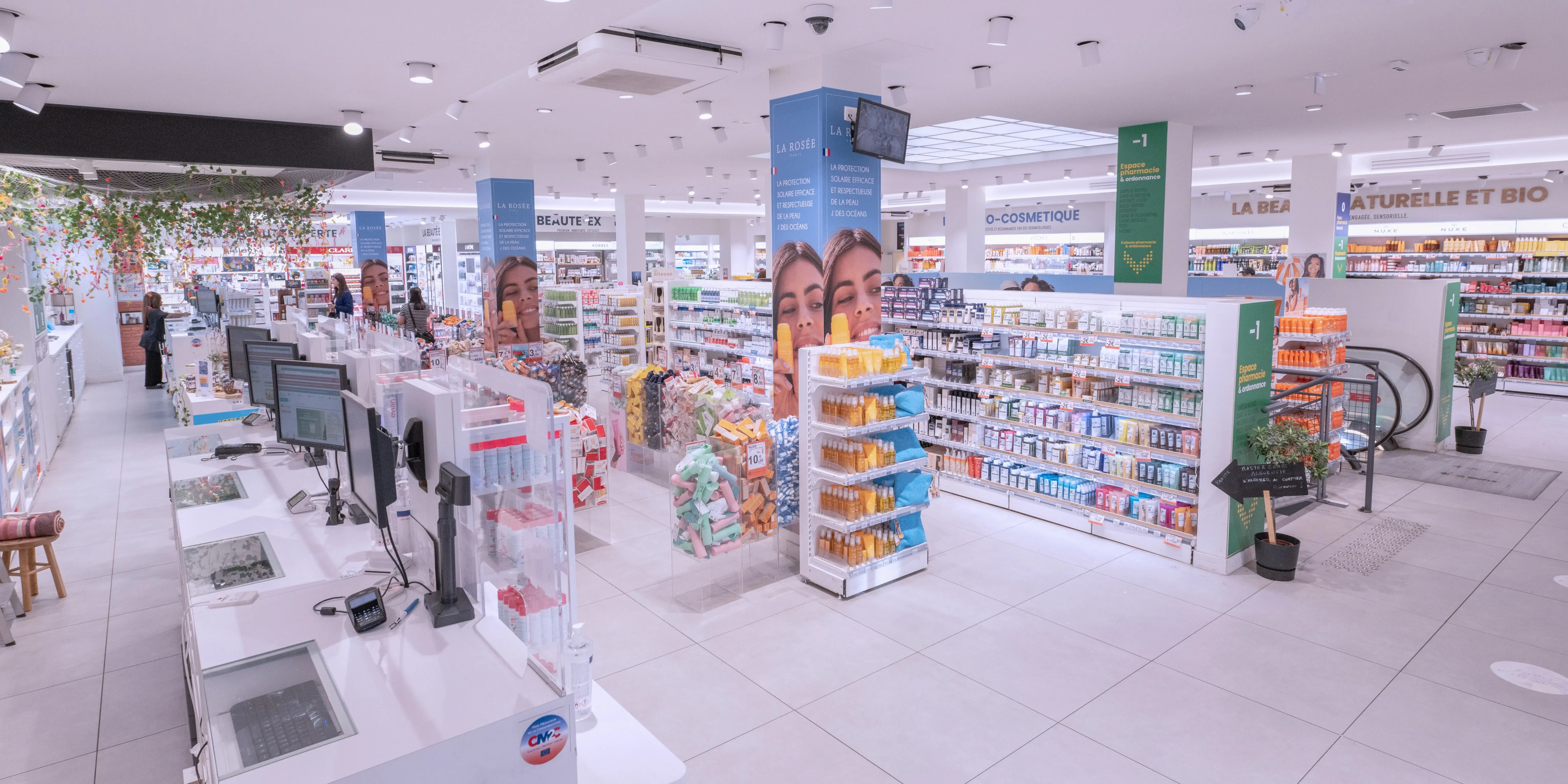 L'intérieur de la Pharmacie Eiffel Commerce, Paris 15e
